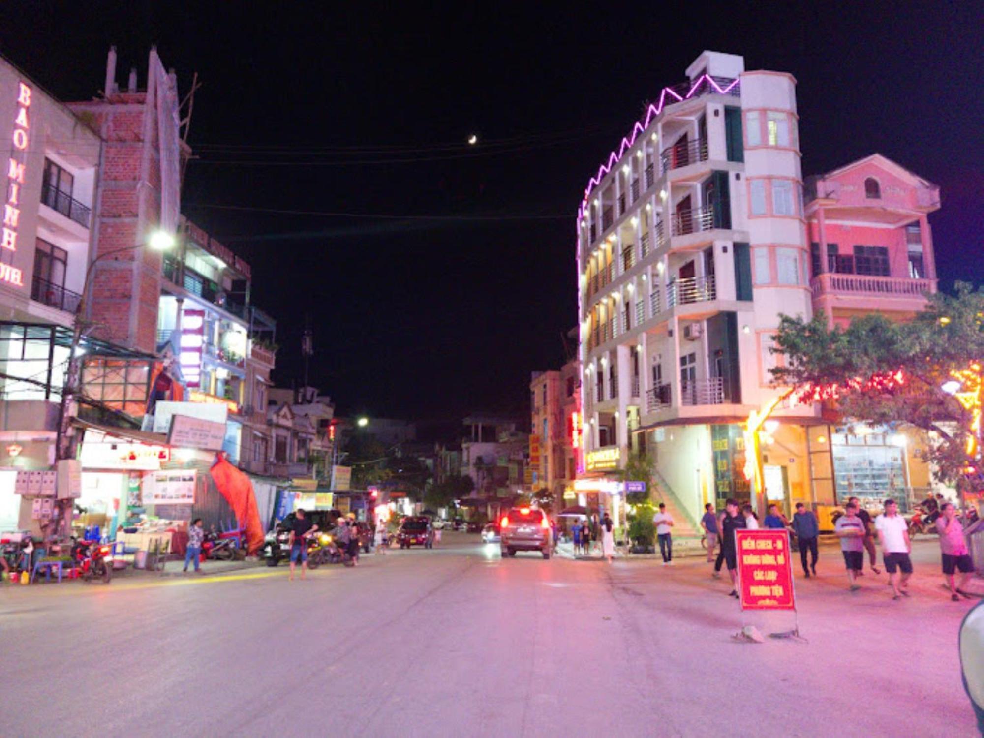 Thai Thinh Hotel Донг Ван Екстериор снимка